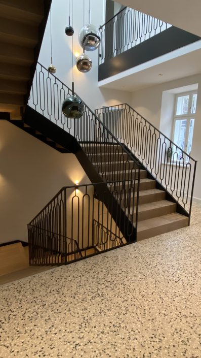 Stahlstiege mit Designgeländer